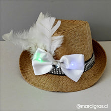 Cargar imagen en el visor de la galería, Gorro cotillón playero novio con luces LED y plumas